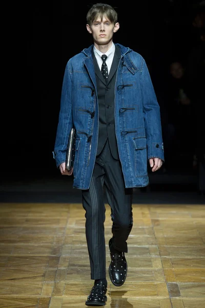 Look 16